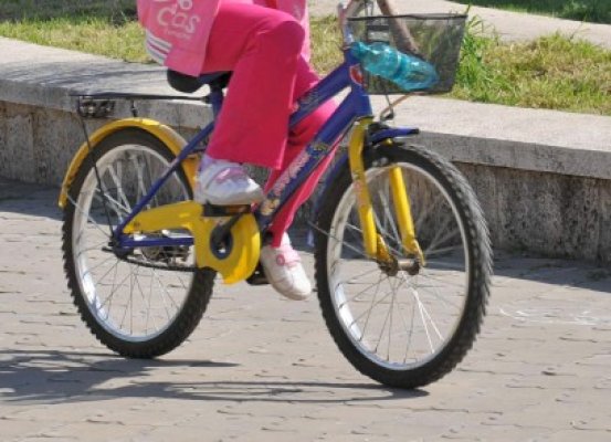 Un puşti de 8 ani a intrat cu bicicleta într-un autoturism